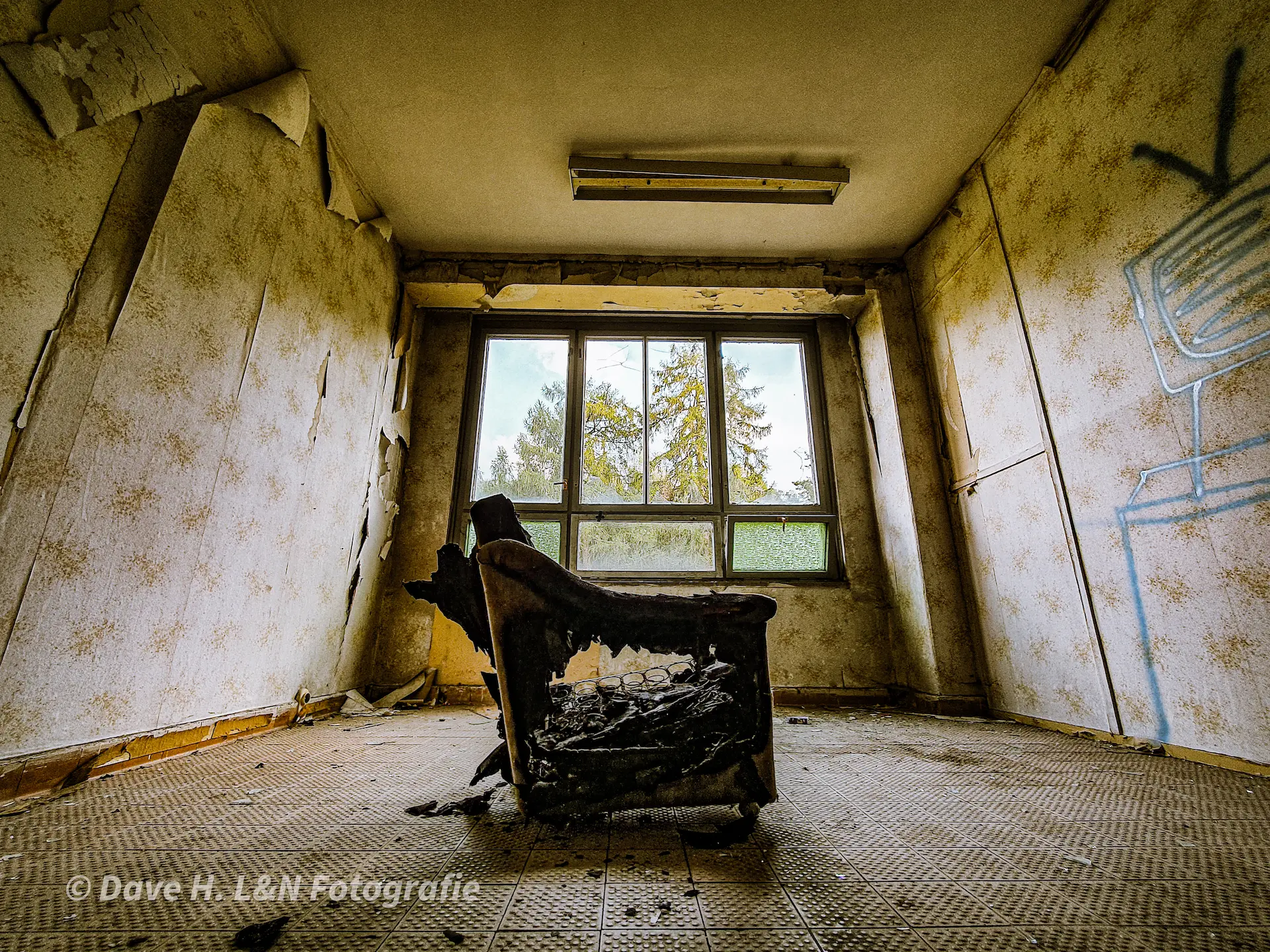 Verbrannter Sessel im Raum des verlassenen Kasernengeländes.