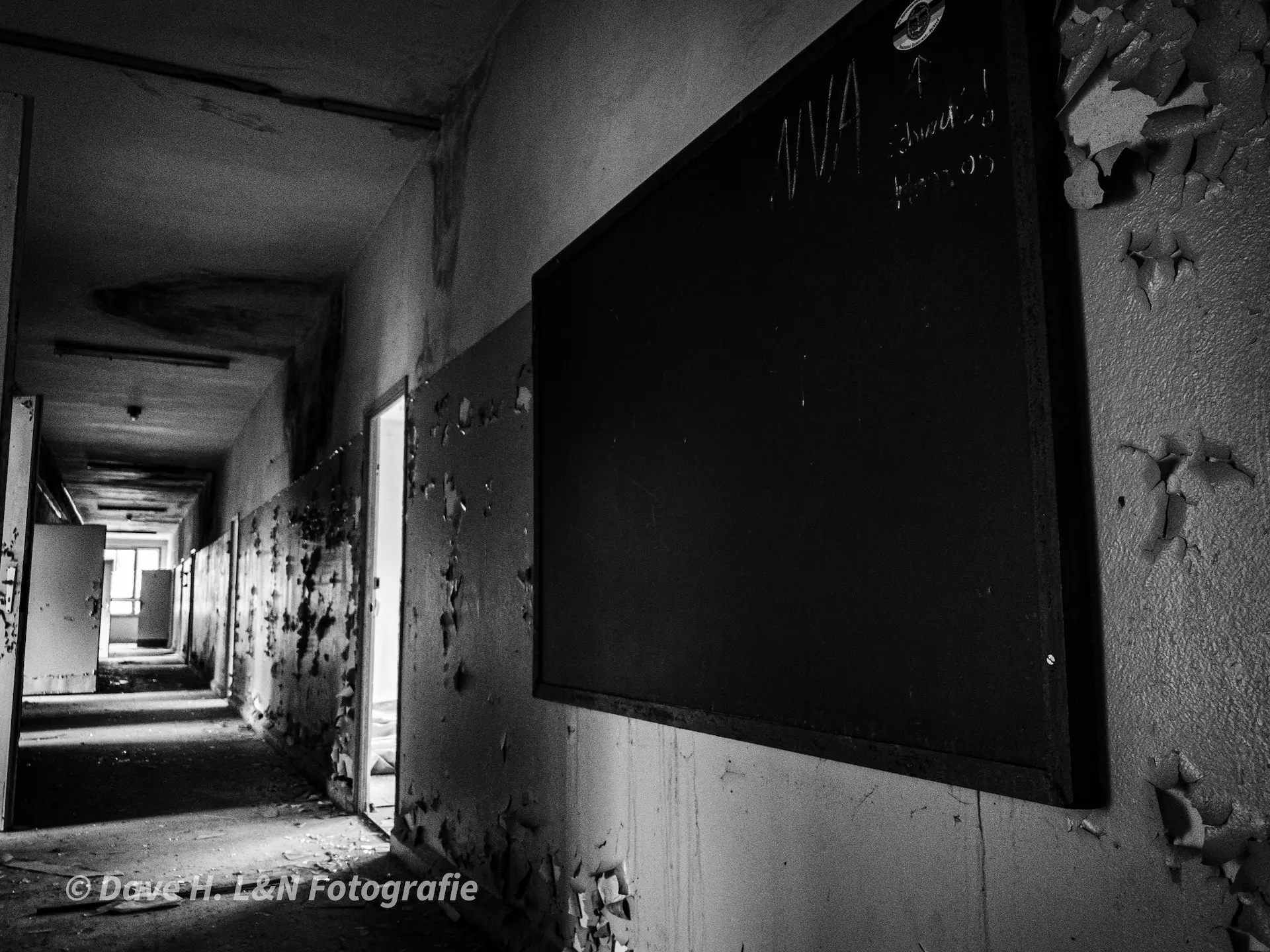 Langer dunkler Flur in einem verlassenen Gebäude.