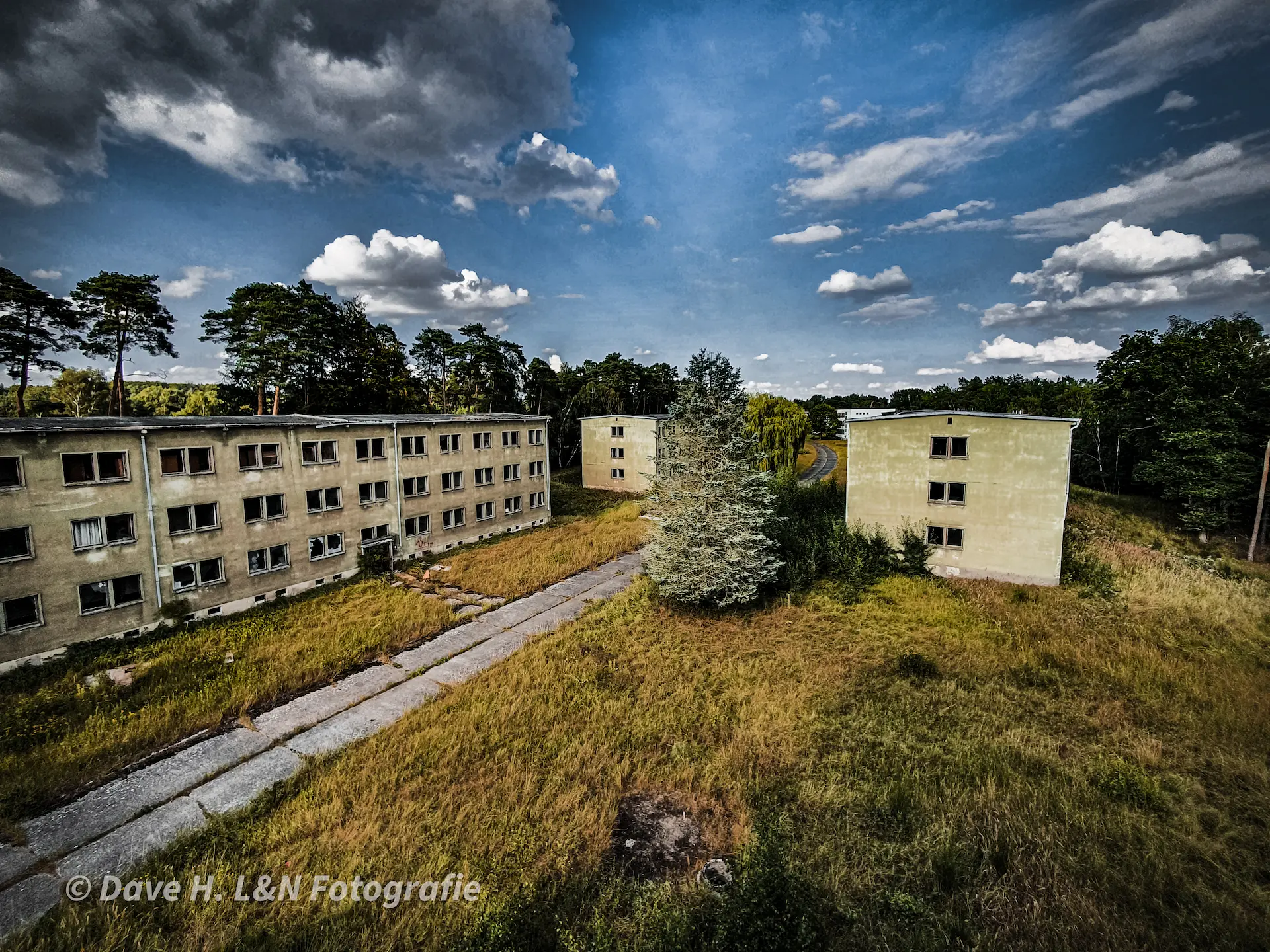 Wohnblöcke einer ehemaligen Kasernenanlage.