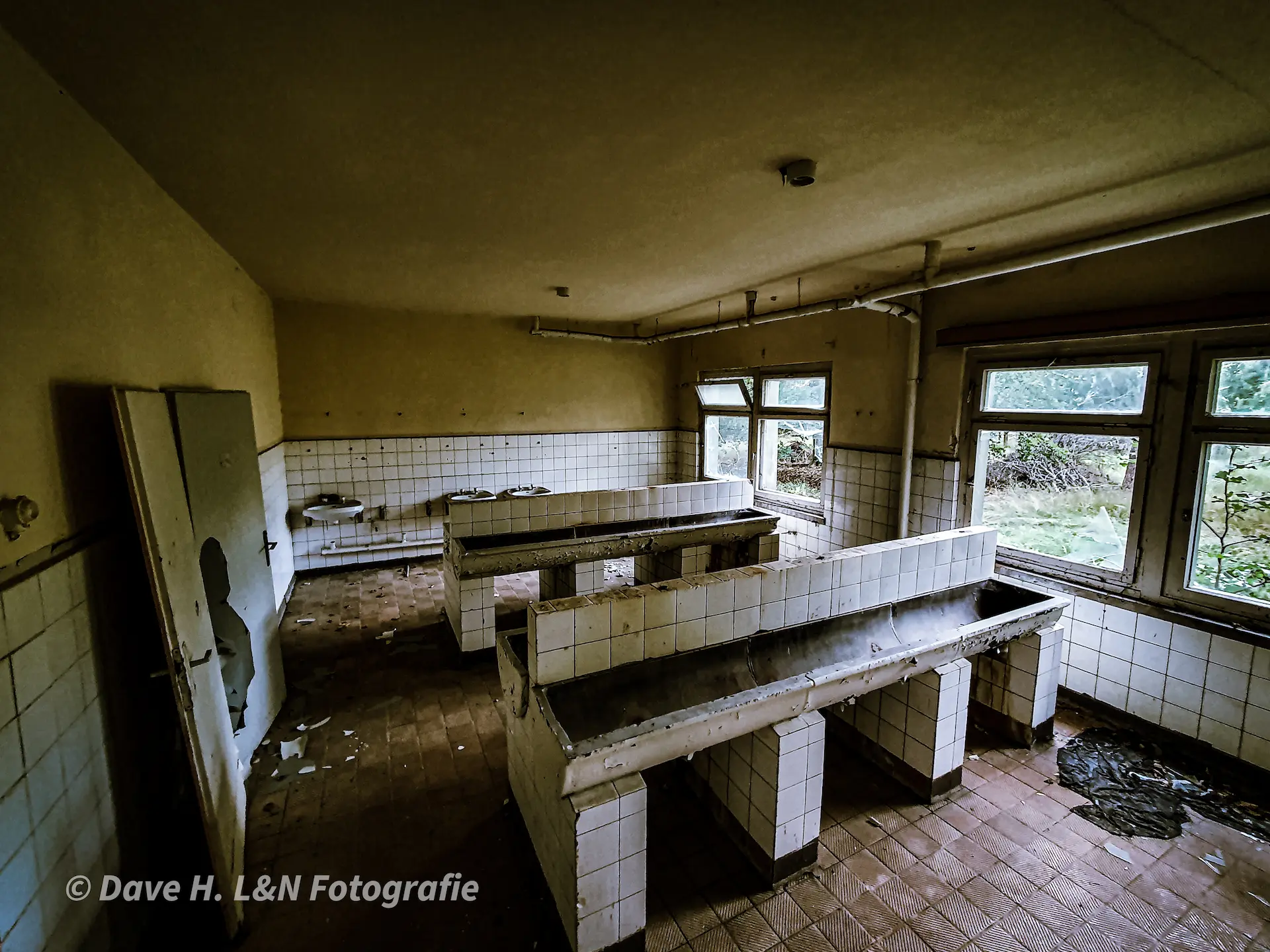 Waschraum der der einstigen NVA-Kaserne mit Waschbecken.