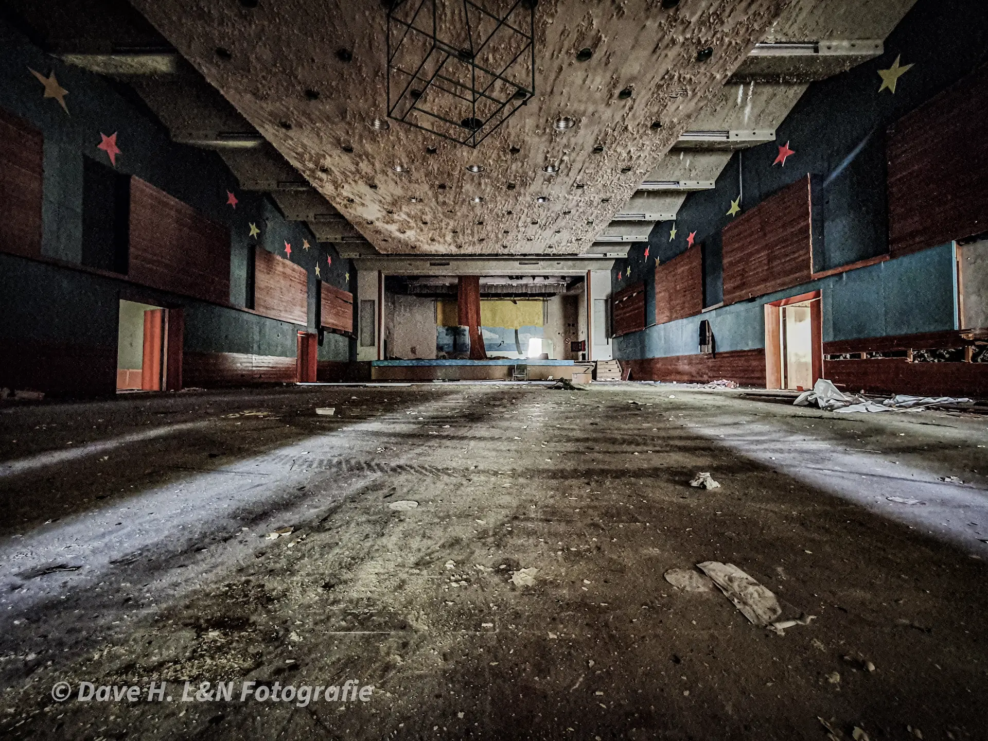 Großer Theatersaal der verlassenen NVA-Kaserne von Innen.