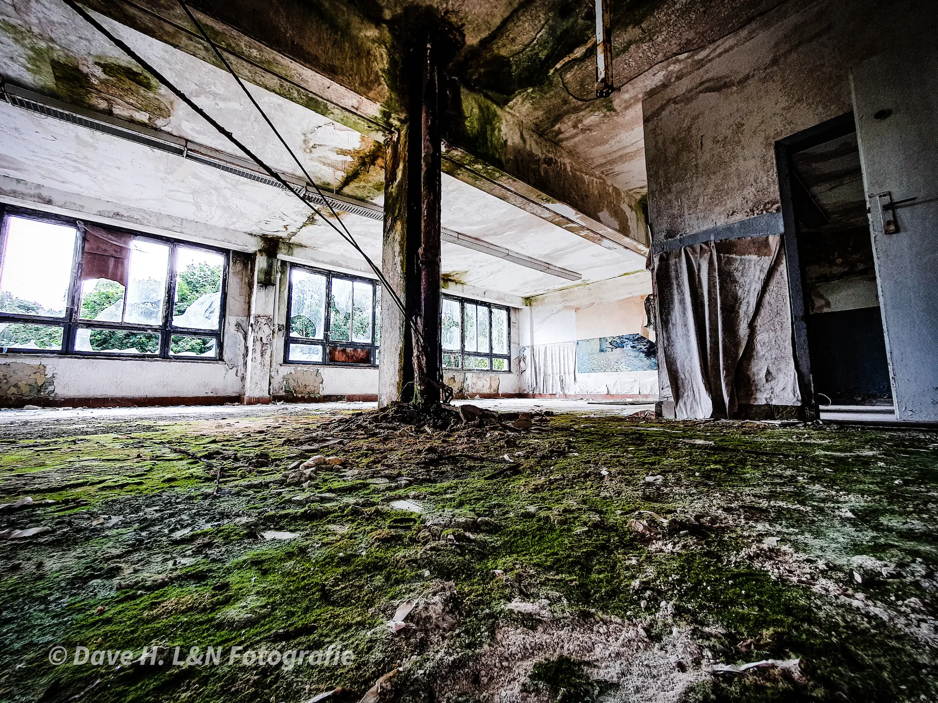 Kantine der einstigen Kaserne. Boden ist mit Grünspan überzogen.
