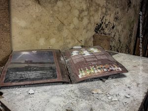 Alte Speisekarte in der Hotelruine gibt Einblicke in die einstigen Köstlichkeiten.