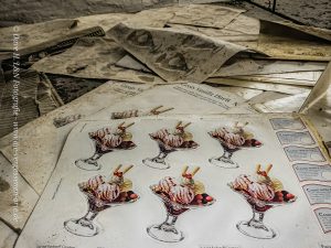 Das verlassene Strandhotel zeigt uns heute noch seine Eiskarte.