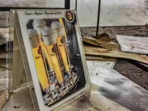 Eine Bierkarte im Untergeschoss des verlassenen Strandhotels.