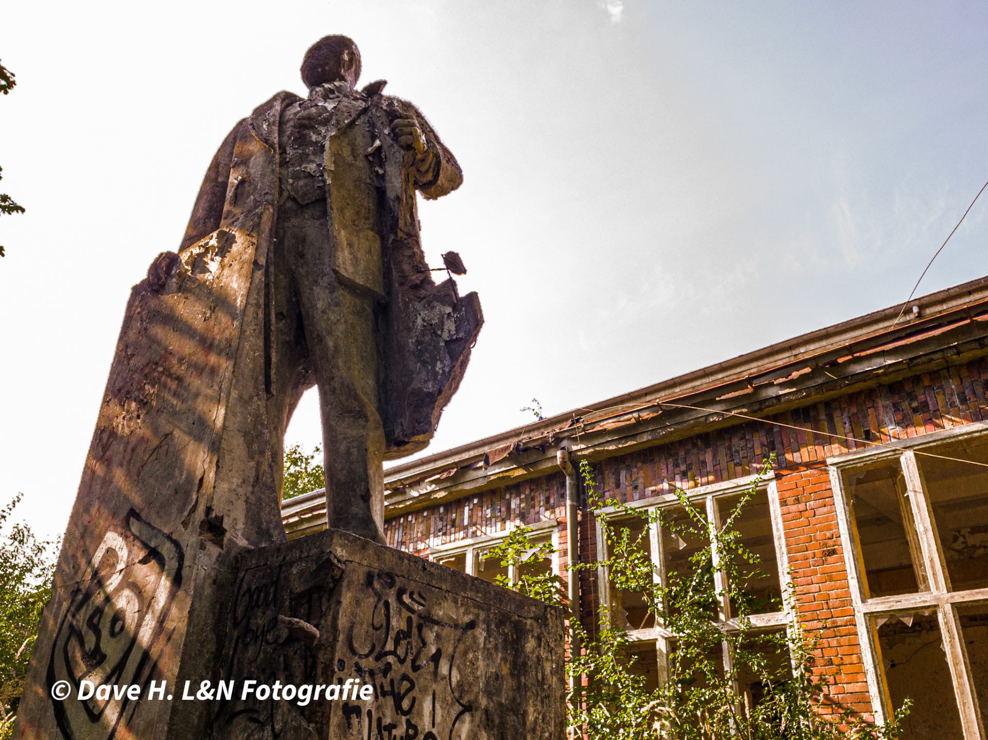 Flugplatz Alt Daber/Wittstock: Vor dem Eingang des alten Theatersaals befindet sich eine große Statue von Wladimir Iljitsch Lenin.