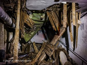 Eingefallene Decke des verwaisten Hotels am Strand.