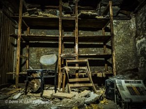 Marodes Weinregal im Keller eines Lost Place Hotels.