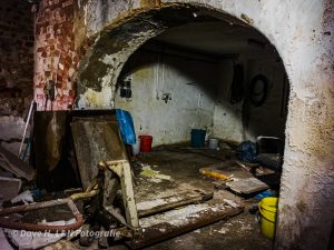 Gewölbekeller des Lost Place Hotels in marodem Charme.