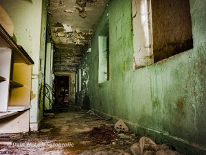 Langer Gang des Geisterhotels in marodem Charme.