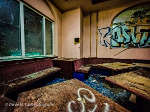 Verfallener Gastraum des ehemaligen Hotels in marodem Chame.