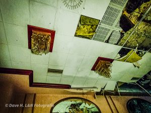 Deckenleuchter im Gastraum des verlassenen Strandhotels.