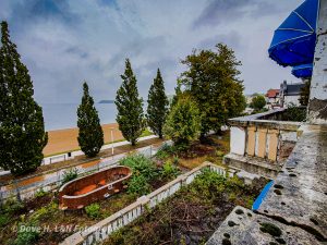 Seeblick von einem Balkon des Lost Place Hotels an der Strandpromenade.