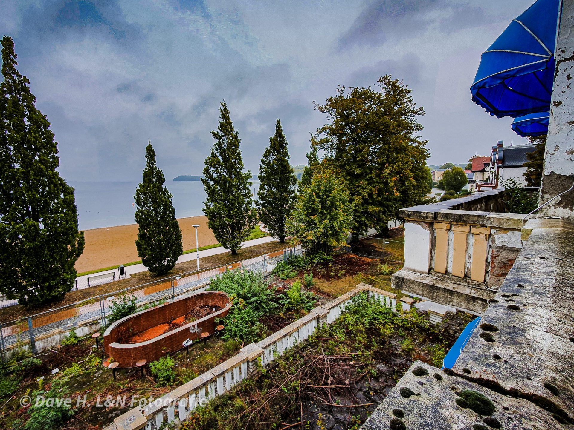 Von einem Balkon der Zimmer hinunter fotografiert mit Blick auf den Schweriner See.