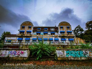 Außenansicht des Geisterhotels am Strand.