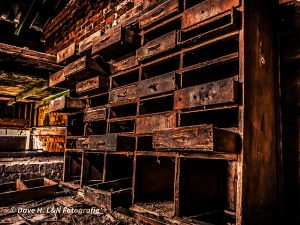 Alter Holzschrank in einer verlassenen Halle dieses Industriegebäudes.