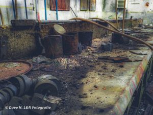 Rostige Dosen auf der Werkbank eines Lost Places erzählen Geschichten vergangener Zeiten.