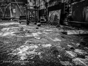 Verrostete Rollis und zerbrochenes Werkzeug sind in der alten Tuchfabrik noch zu finden.