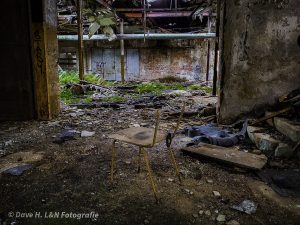 Rostiges Gerüst eines Stuhls in einer Halle der alten Großweberei.