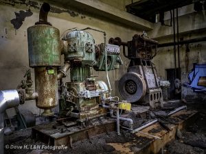 Motor des darunter hängenden Kranes einer Industrieruine.