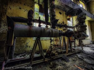 Heizrohre mit Rost behaftet verleihen dieser verlassenen Fabrik einen besonderen Charme.