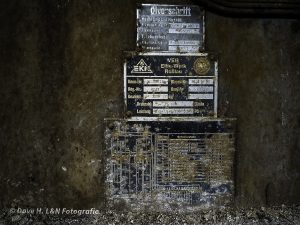 Typenschild einer Maschine aus Zeiten der industriellen Revolution.