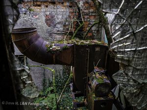 Großes verrostetes Heizrohr des verwaisten Industriegebäudes.