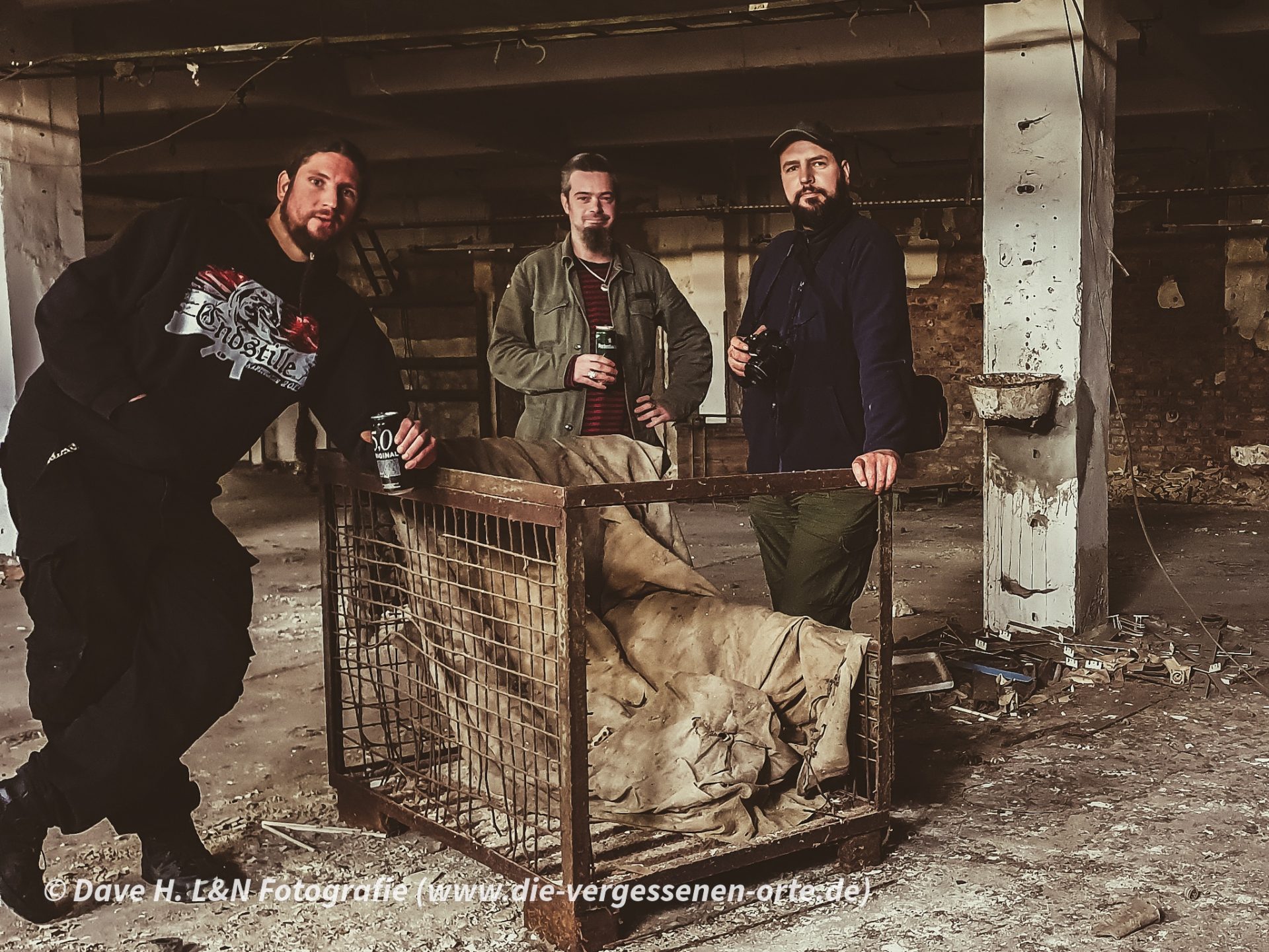Dave, Nils und Christian stehen an einem Container gelehnt in der alten Tuchfabrik.