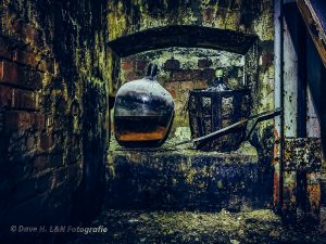 Zwei Weinballons in der Ecke eines Raumes der alten Tuchfabrik.