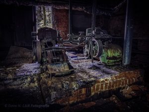 Alte Motoren der verlassenen Fabrik sind nach all den Jahren der Verlassenheit mit Rost behaftet.