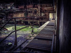Weitläufig, mit Grünspan und Feuchtigkeit besiedelt. Der Heizraum dieser ehemaligen Fabrik.