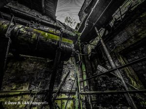 Eingestürzte Decke einer verlassenen Industrieanlage.