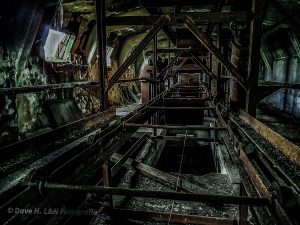 Raum mit verrosteten Stahlschienen durch dem die Paternoster gezogen wurden.