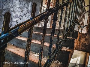 Rostige Treppengeländer geben tolle Eindrücke in verlassenen Industriegebäuden.