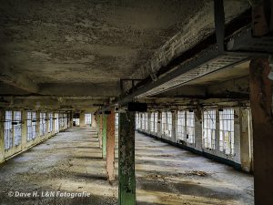 Leere Weitläufige Halle der Industrieruine aus Zeiten der industriellen Revolution.