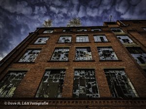 Die alte Tuchfabrik mit den kaputten Fenstern.