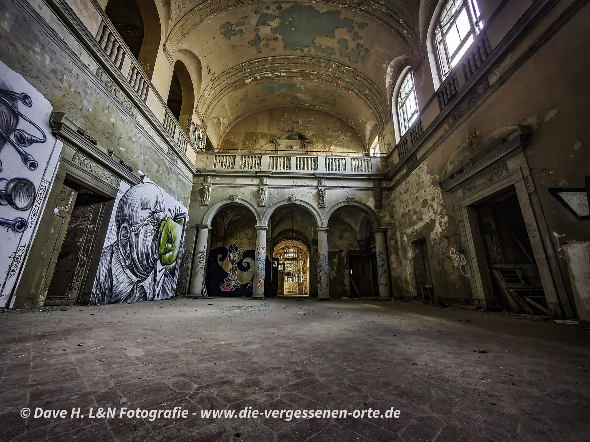 Die Haupteingangshalle des Waldhaus Sanatoriums, mächtig und imposant mit dem Deckengewölbe.