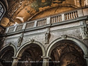 In der Haupteingangshalle dieses Historischen Gebäudes befindet sich ein großer Balkon.