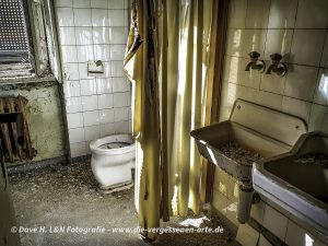 Ein Waschbecken und eine Toilette befinden sich noch im Waldhaus Sanatorium.