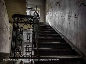 Treppenhaus des verlassenen Sanatoriums in marodem Charme.