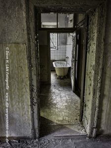 Am Ende eines kleinen Ganges befindet sich eine Badewanne aus längst vergangenen Zeiten.