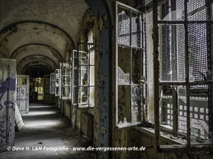 Das verlassene Waldhaus Sanatorium birgt lange düstere Gänge mit kaputten offen stehenden Fenstern.