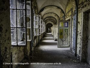 Einer der langen verlassenen Gänge in dem Waldhaus Sanatorium, hier stehen alle Fenster offen.