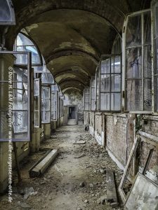 Die Langen verlassenen Gänge des Waldhaus Sanatoriums wirken düster und kalt.