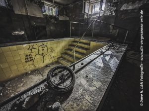 Die Behandlungswanne im Keller dieser alten Heilanstalt ist schon etwas mit Graffiti zu gesprayt.
