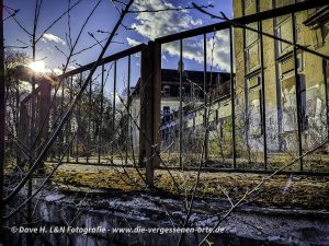 Die Außenterrasse des verlassenen Gebäudes, Im Hintergrund das alte Sanatorium.
