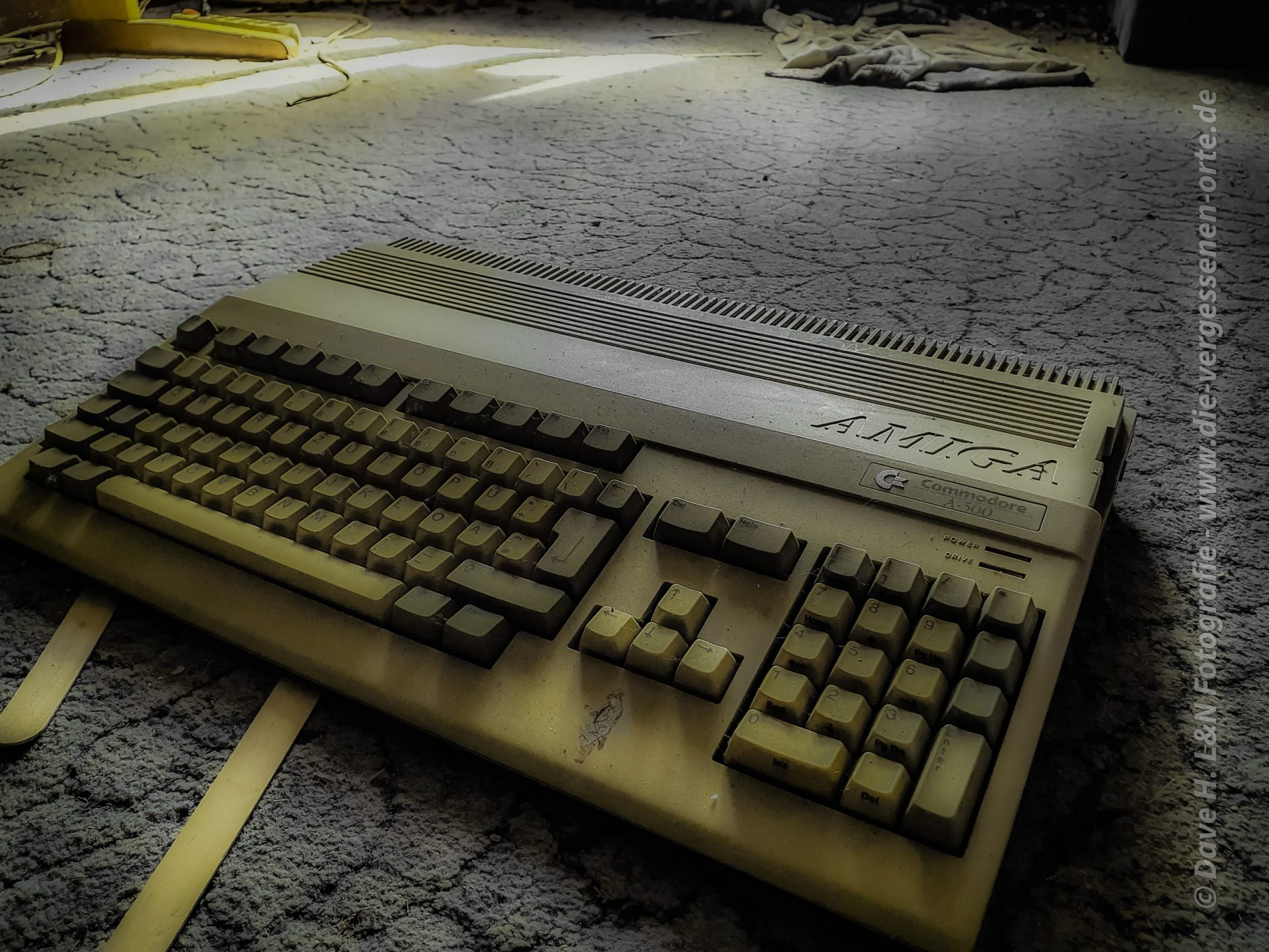 In verlassenen Orten entdeckt man auch mal eine Amiga Tastatur