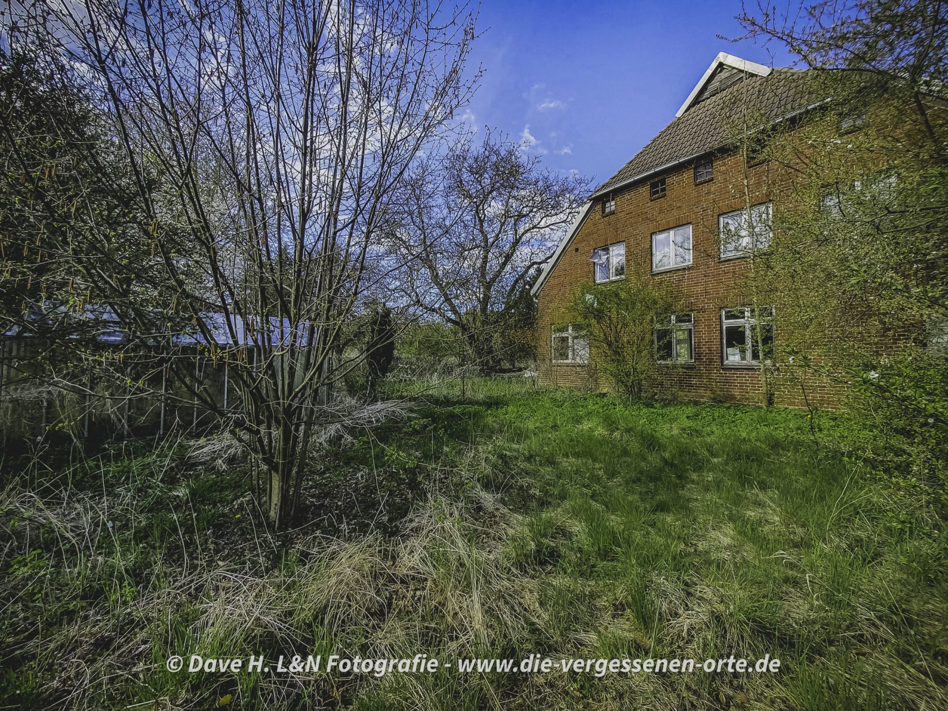 Ein verlassenes Haus inmitten der Natur
