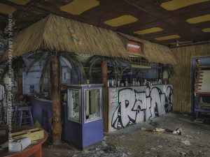 Die Bar des verlassenen alten Zollhauses, verziert mit einem Schilfdach mit tropischem Flair.