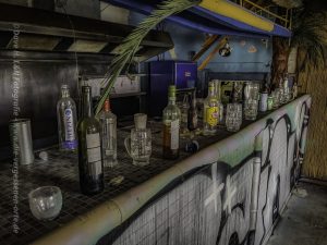 Leere Flaschen auf dem Tresen erinnern an Zeiten als hier noch die Gäste in das alte Zollhaus kamen.
